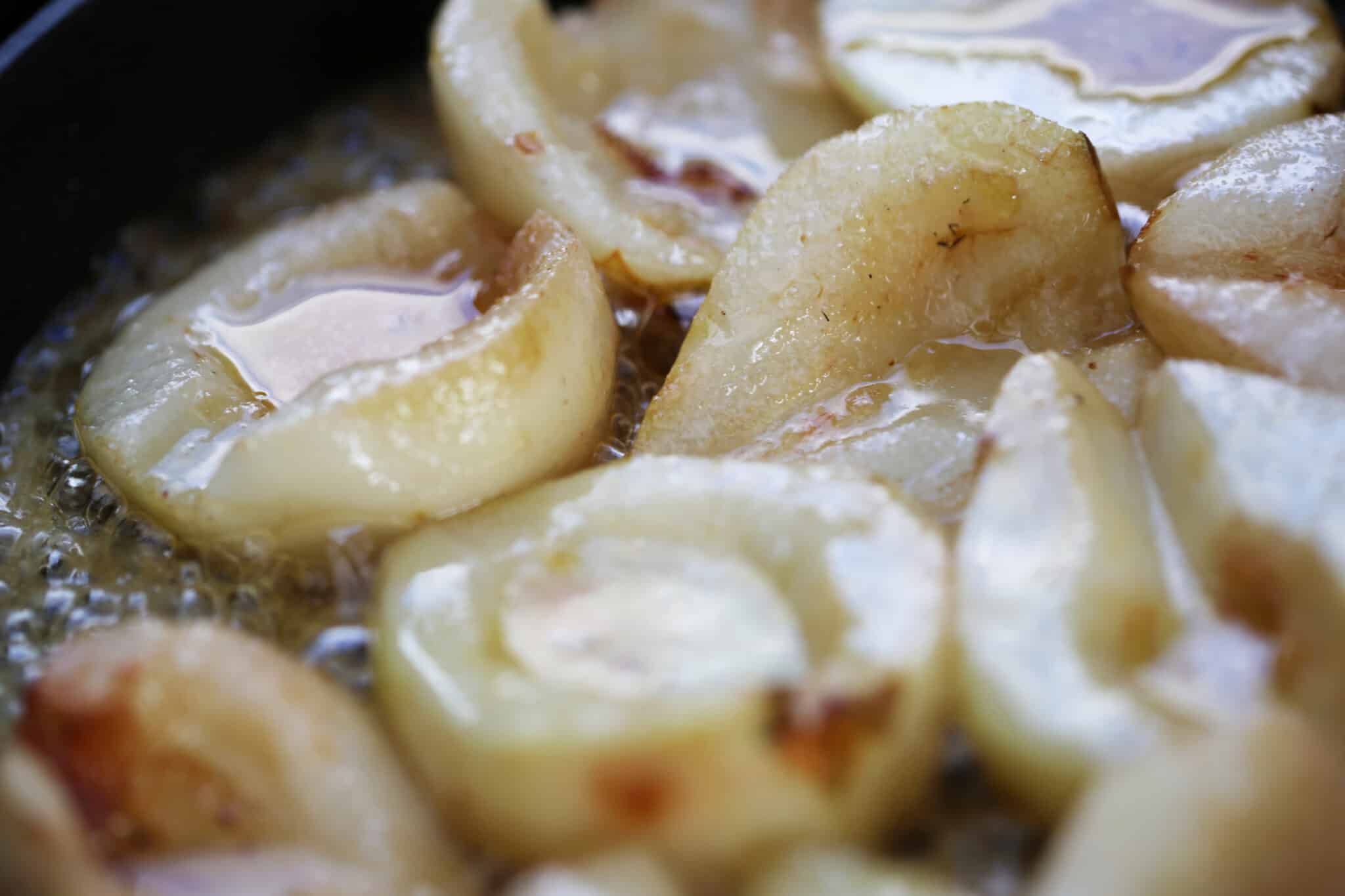 Karamellisierte Birnen mit Preiselbeeren - Outdoorchef - Magazin Karamellisierte Birnen mit Preiselbeeren - Outdoorchef - Magazin