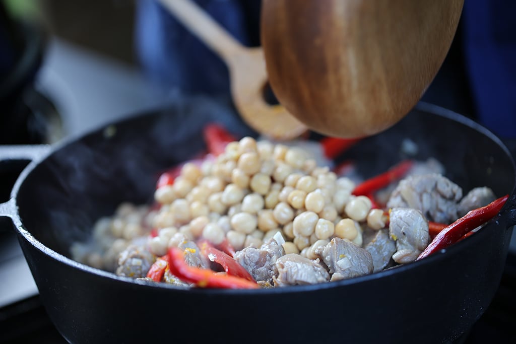Lammfleisch mit Paprika in der Pfanne