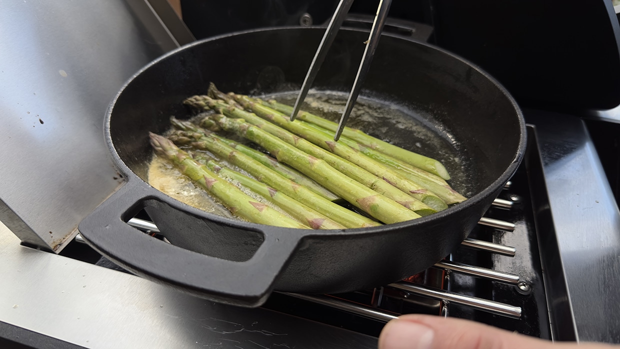 Spargel in Gusspfanne