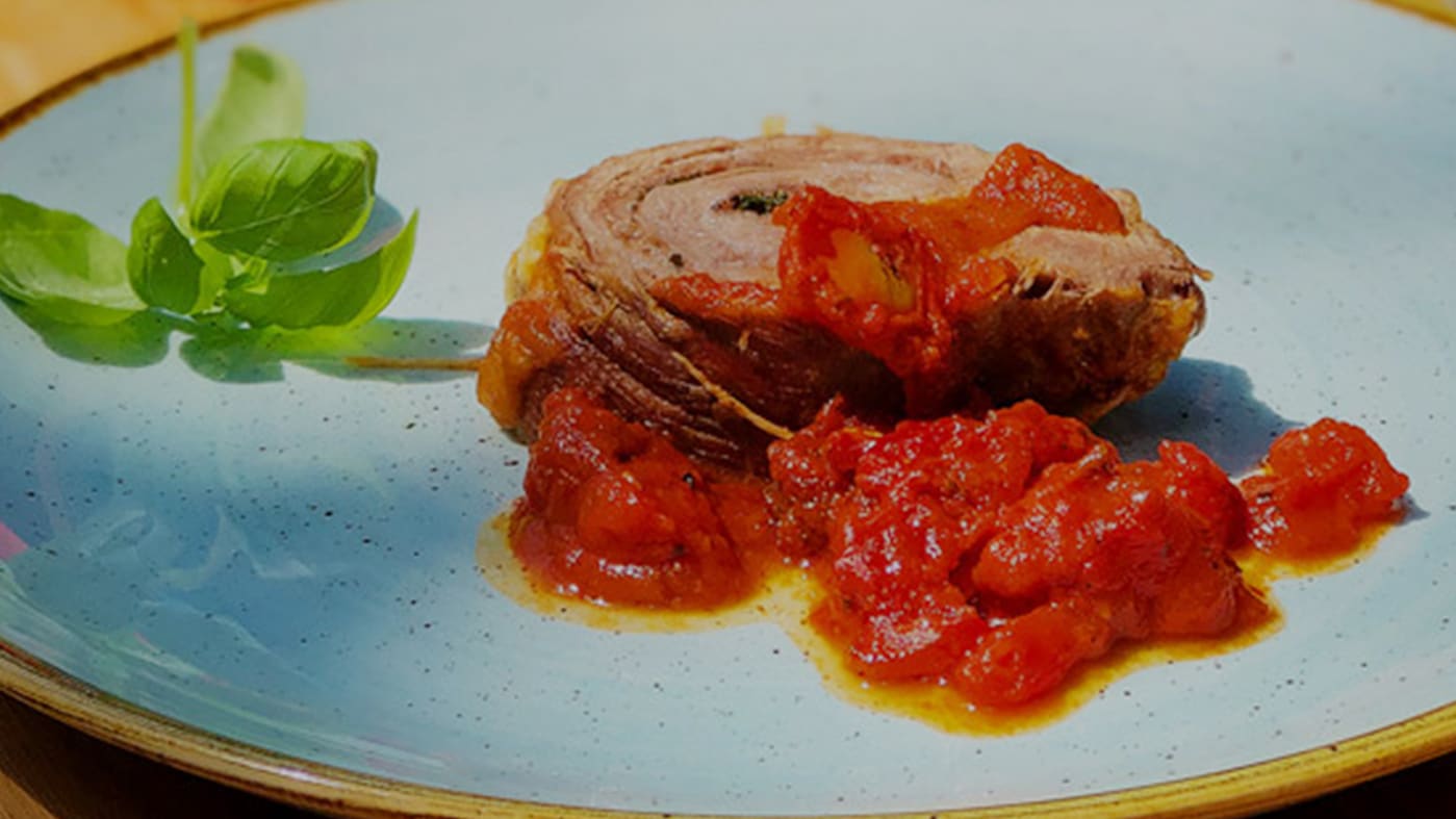 Flank Steak-Roulade mit einer Tomaten Mozzarella Sauce