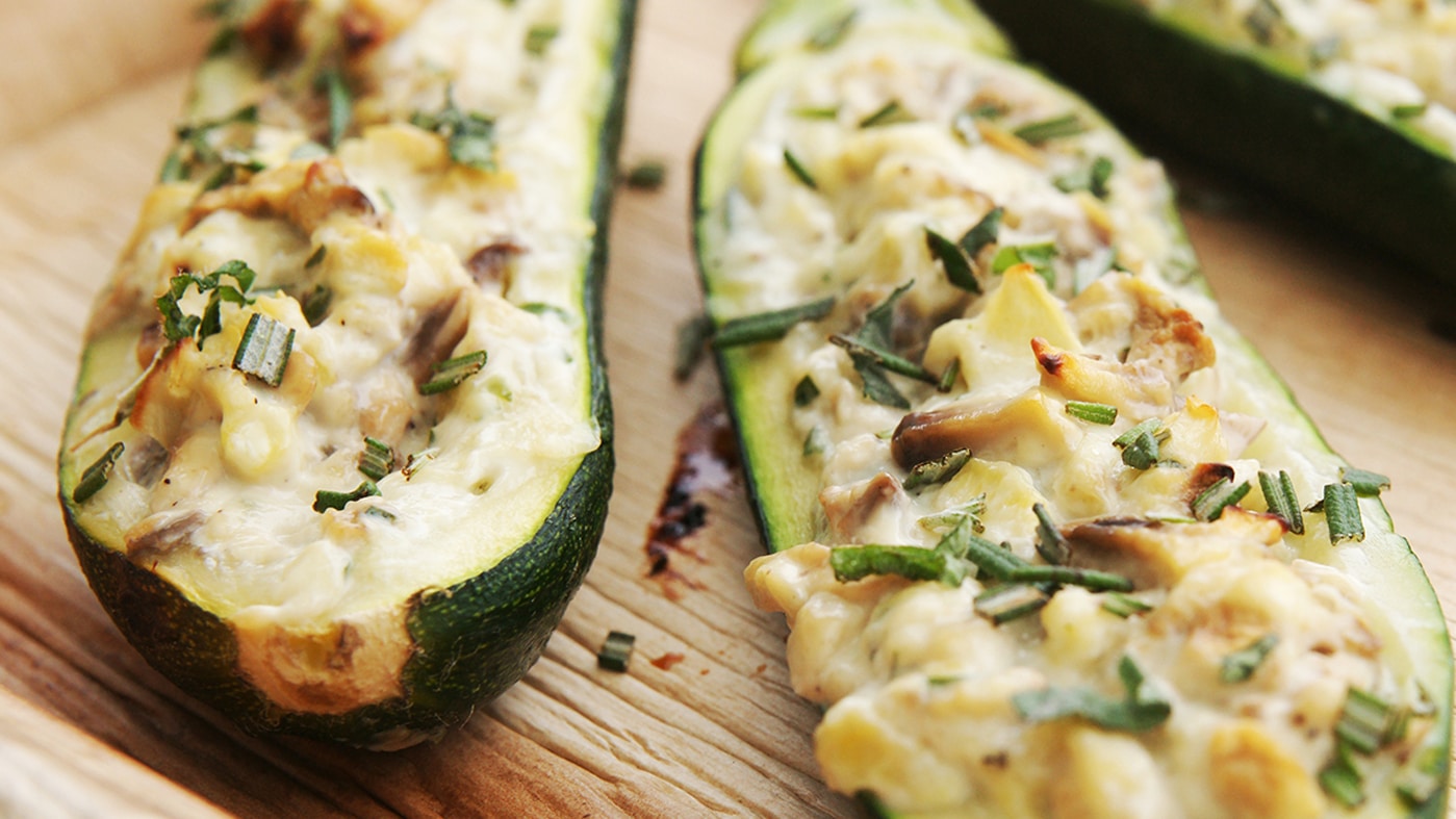 Gegrillte Zucchini gefüllt mit Champignons und Frischkäse
