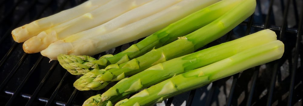 Grüner und weißer Spargel auf dem Grillrost