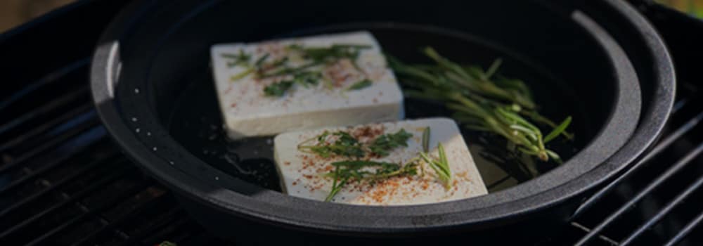 Feta mit Kräutern in der Pfanne auf dem Grill