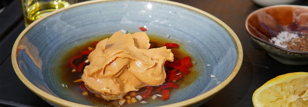 Zutaten für Erdnussbutter-Dip in einer Schüssel