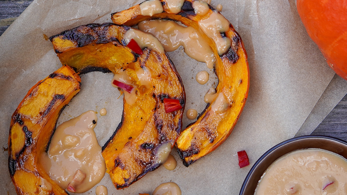 Gegrillter Kürbis mit Erdnussbutter-Dip