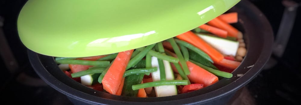 Tajine mit Deckel auf dem Grill