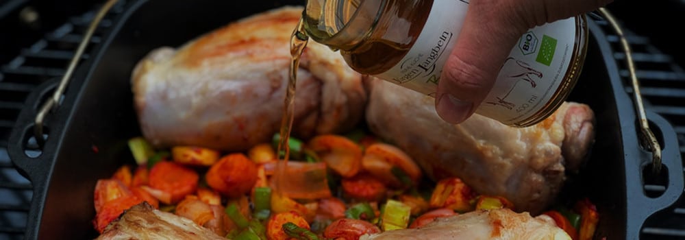 Schweinehaxen mit Gemüse und Fleischbrühe im Dutch Oven