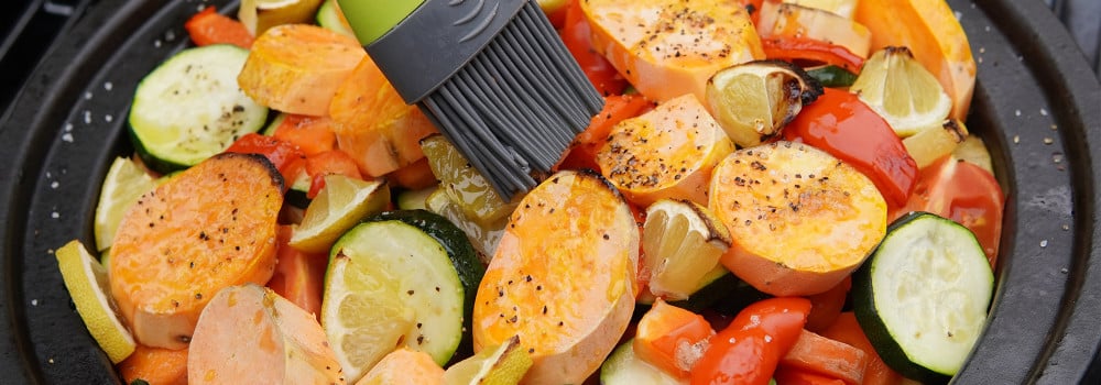Grillgemüse in Gusspfanne mit Öl bepinselt