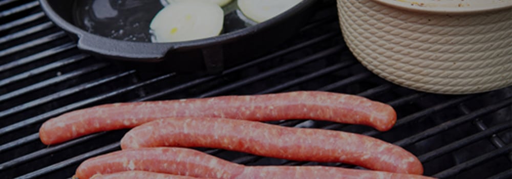 Bratwürste auf dem Grillrost