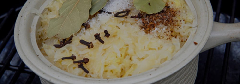 Sauerkraut, Lorbeerblätter, Nelken im Topf