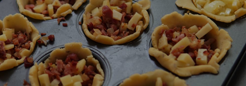 Gefüllte Käseküchlein in der Muffinform