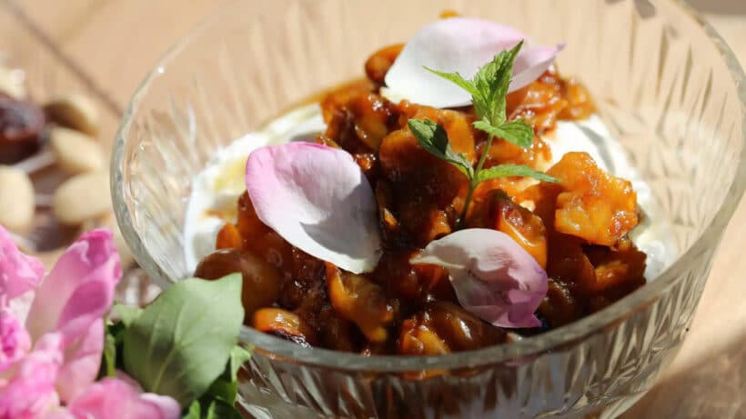 Levantinischer Jogurt mit Mirabellen, Minze und Rosenwasser