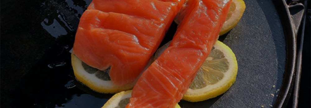 Zitronenscheiben mit Lachs auf der Grillplatte