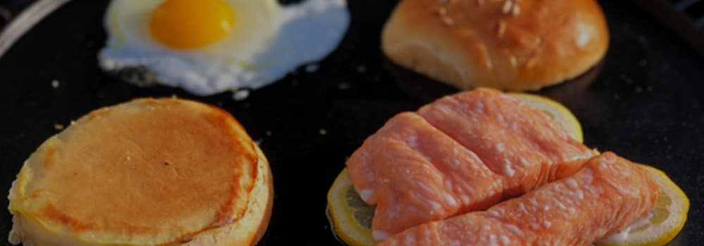 Lachs, Buns und Spiegelei auf der Grillplatte