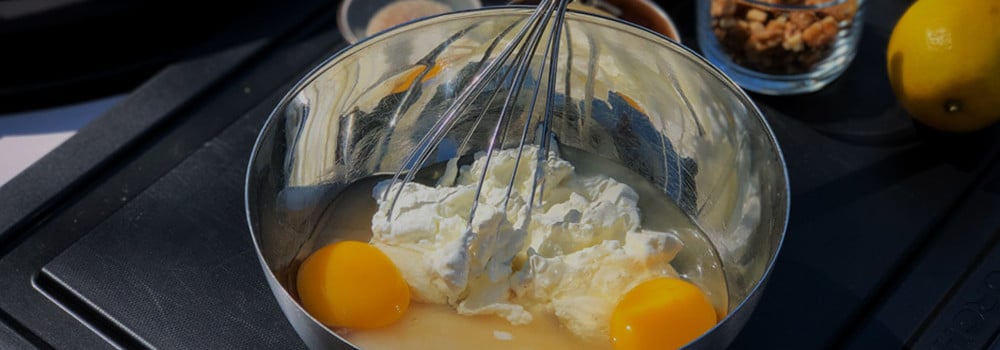 Zutaten für griechischen Joghurt in einer Schüssel