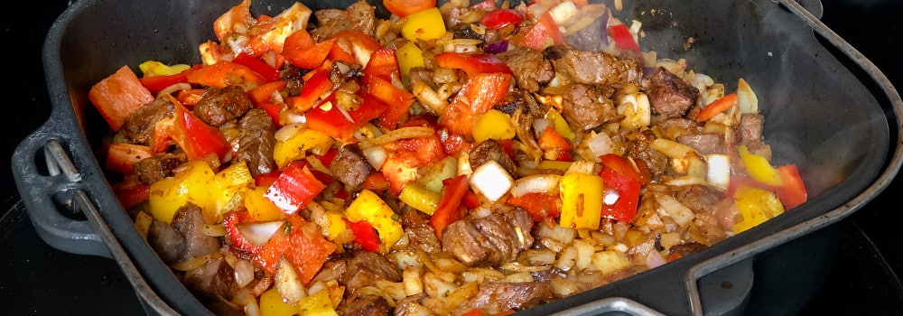 Rindfleisch mit Paprika und Zwiebeln im Dutch Oven