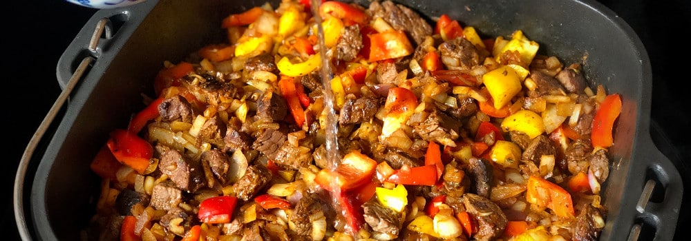 Fleischbrühe in Dutch Oven gießen