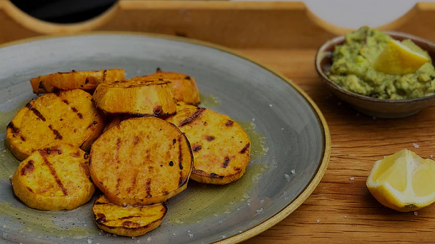 Süsskartoffel-Chips mit Avocado-Dip - Outdoorchef - Magazin