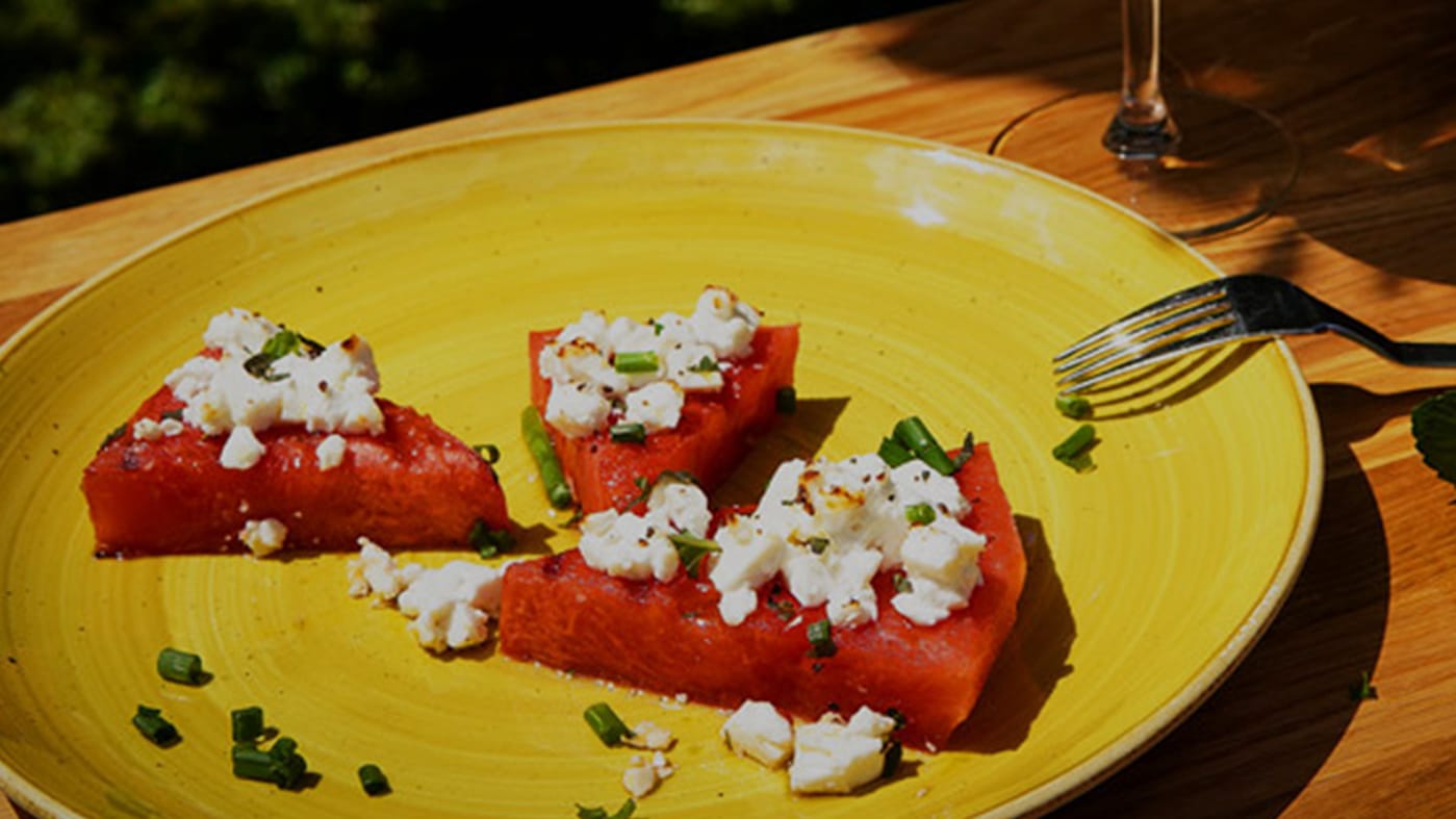 Gegrillte Wassermelone garniert mit Feta und Minze