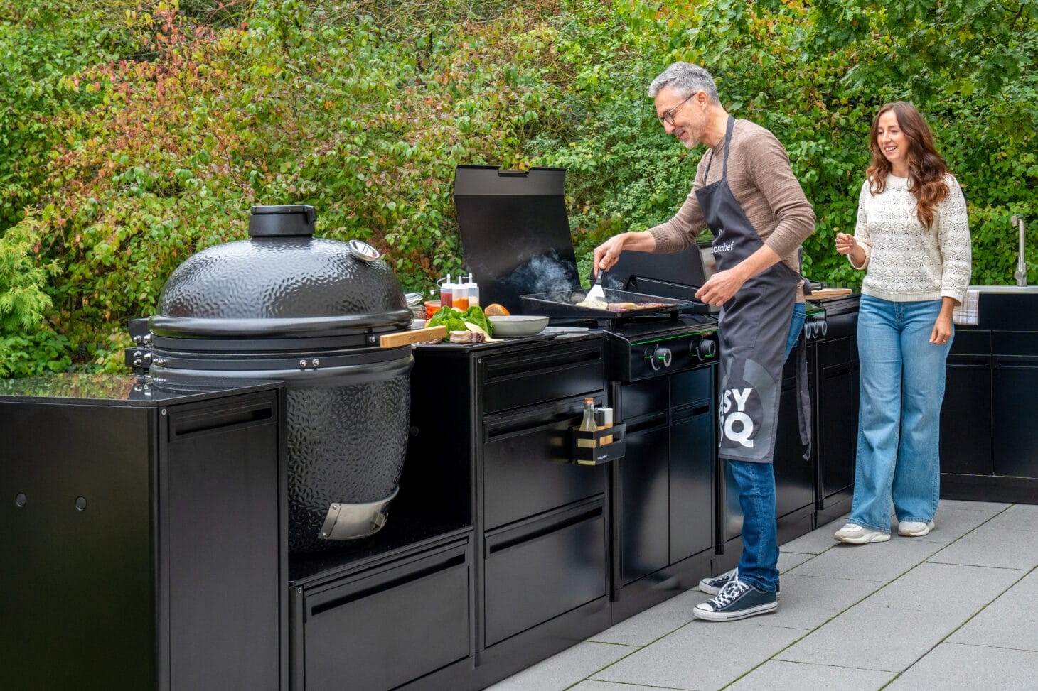Modulare Outdoorchef HEAT Outdoorküche mit integriertem Gasgrill, Spülenmodul und Stauraum für professionelles Outdoor-Cooking.
