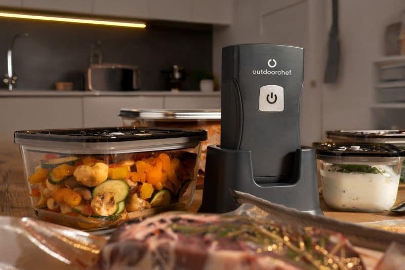 Outdoorchef EASY BBQ VAC Vakuumier-System zur Vorbereitung von Grillgut und für Sous-vide-Garen im Garten.