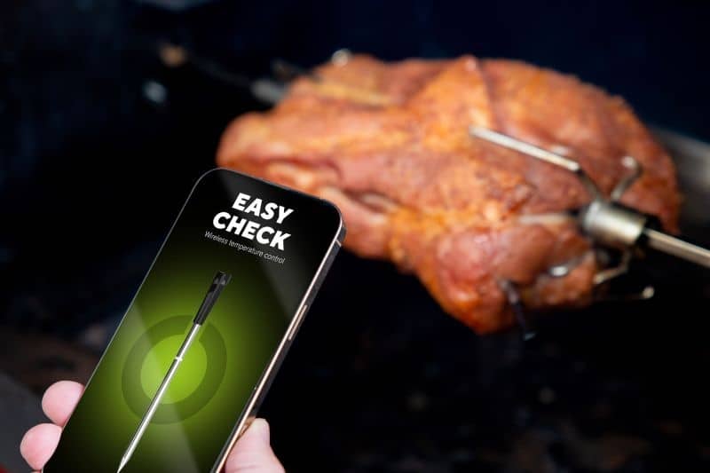 Outdoorchef EASY CHECK Bluetooth Grillthermometer mit Smartphone-App für die punktgenaue Kerntemperatur-Überwachung.