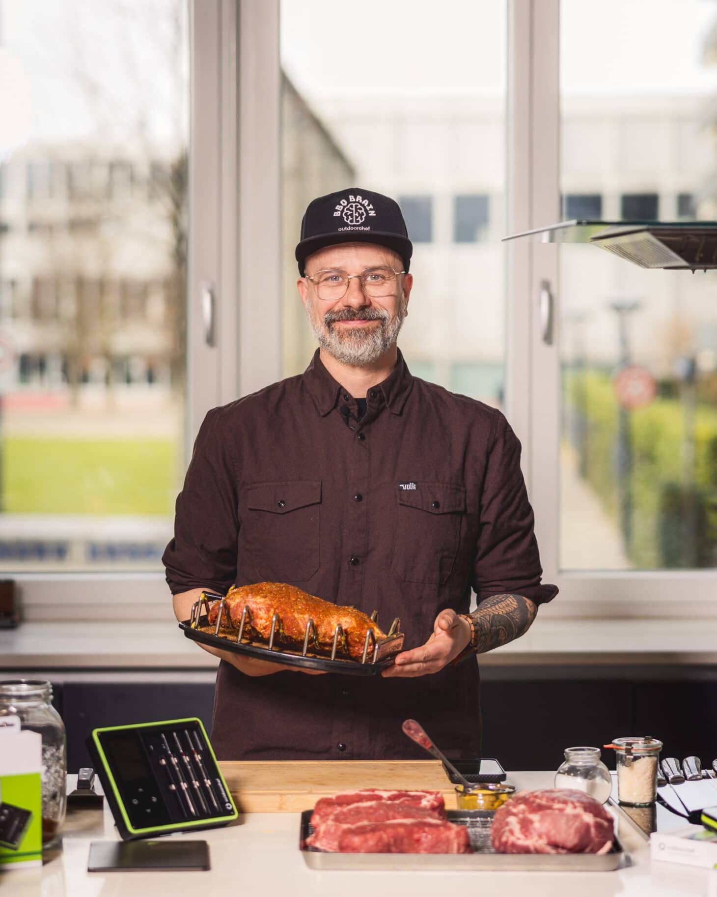 Schweinsbraten mit EASY CHECK Grillthermometer App im Lugano 570 G Evo II auf Universal Rack