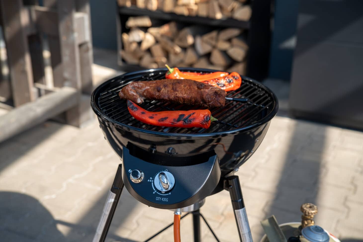 Outdoorchef City 420 G mit Fleisch und roter Paprika auf dem Grillrost