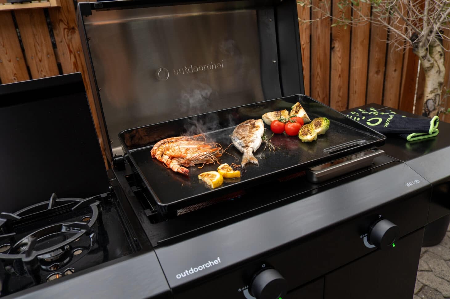 Outdoorchef Planchagrill Heat C-265 mit Plancha, Fisch, Garnele, Tomaten und Gemüse beim Grillen