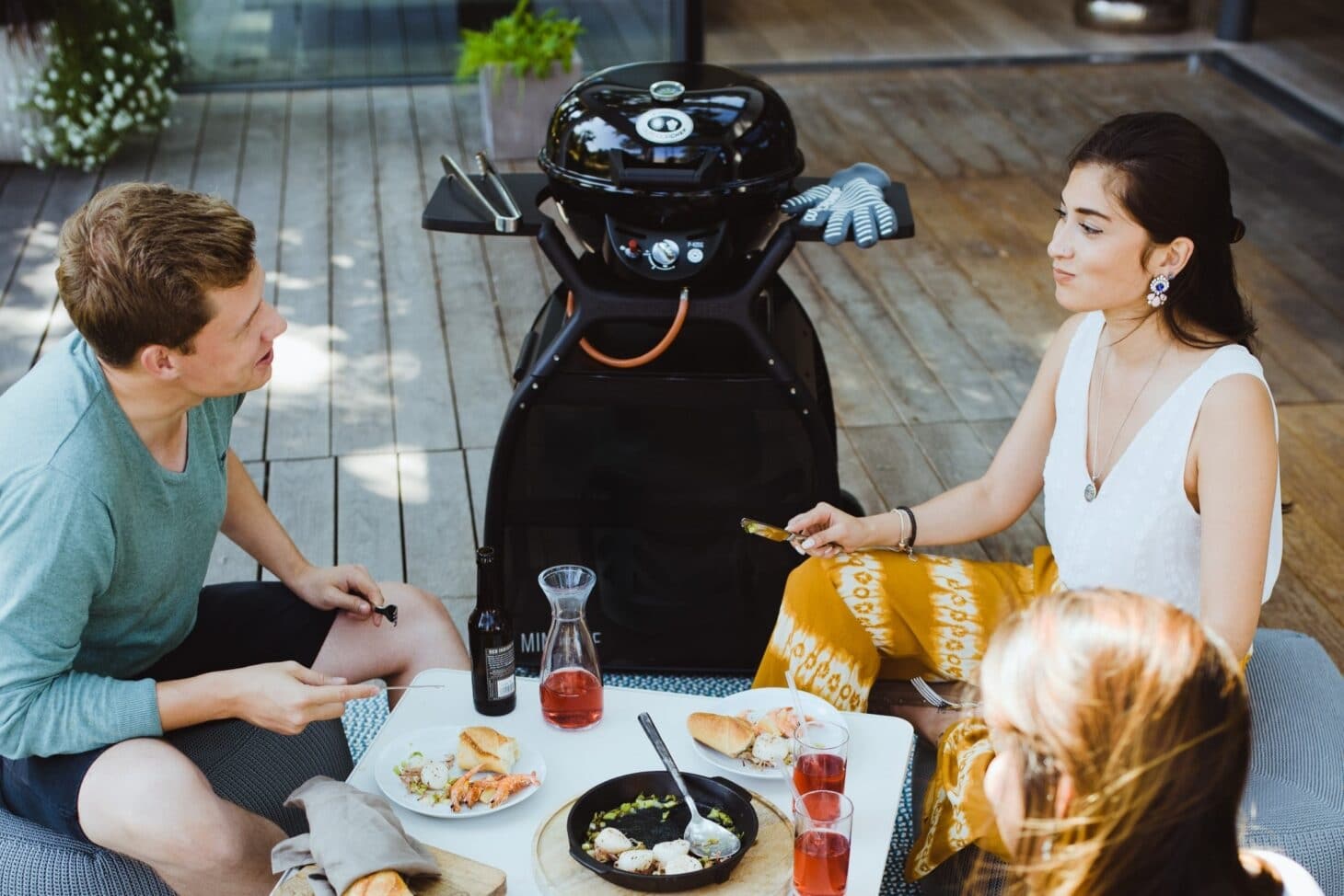 Drei Personen grillen auf kleiner Terrasse - Urban BBQ