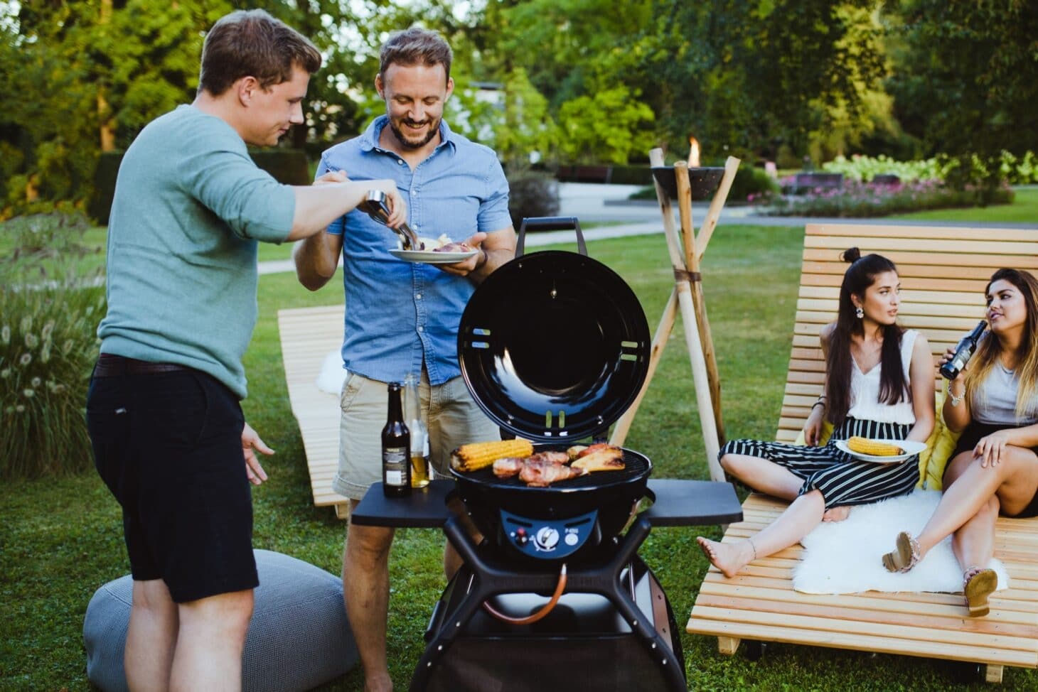Personengruppe grillt im grünen auf dem Mini Chef Grill