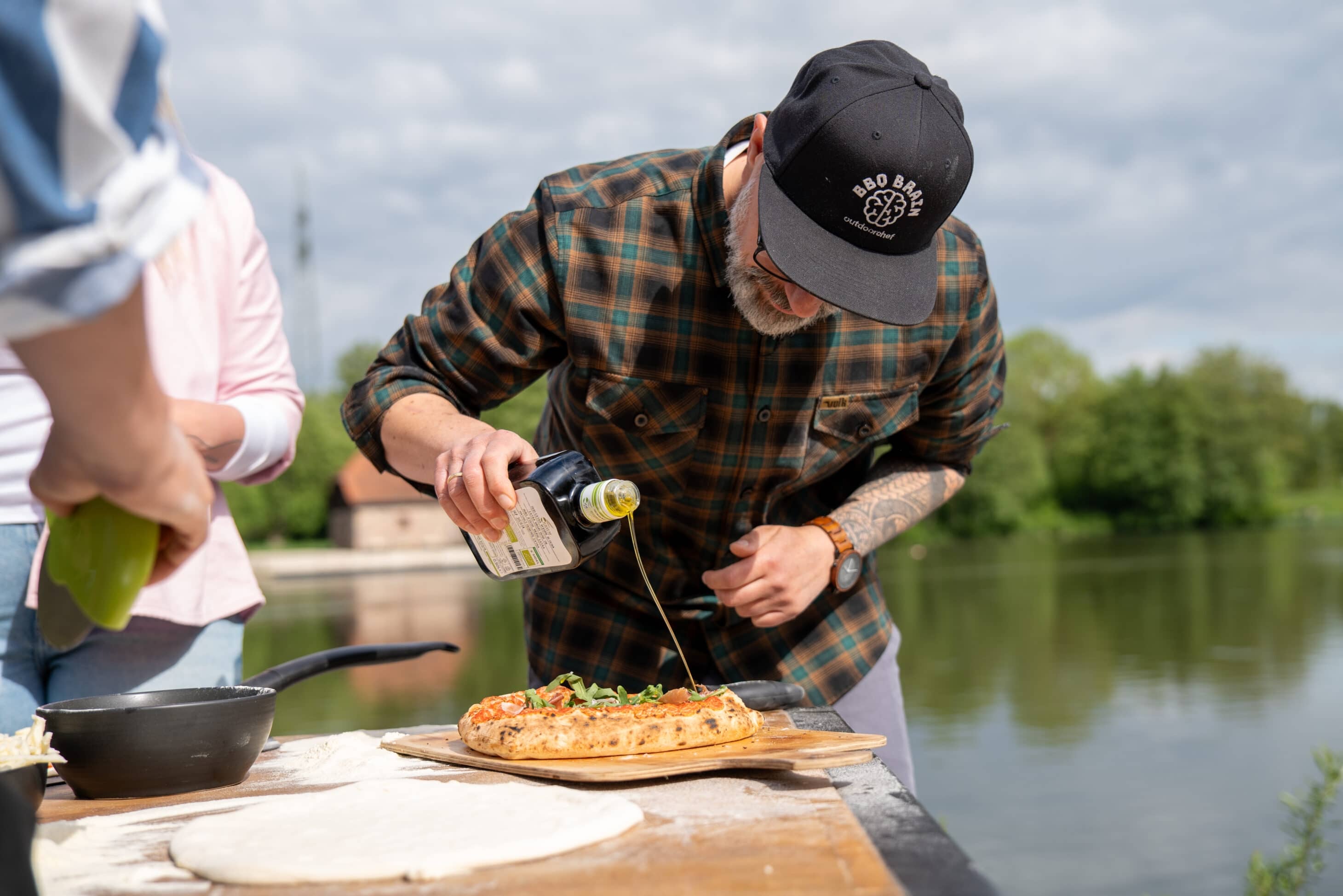 Neapolitanische Pizza mit Olivenöl, Basilikum und frischem Teig am See zubereitet