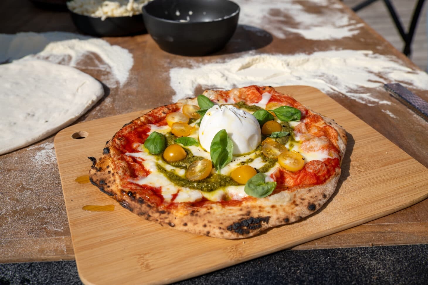 Neapolitanische Pizza mit Burrata, Tomaten, Basilikum und Pesto aus dem Outdoorchef PRISMO Pizzaofen