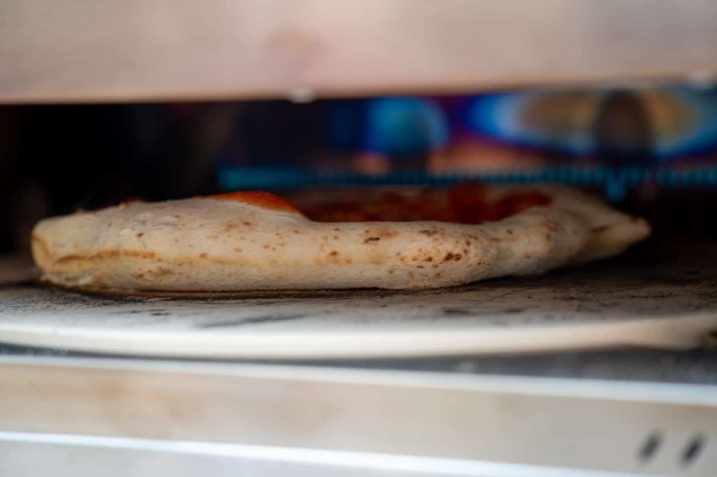 Neapolitanische Pizza mit luftigem Rand im Outdoorchef PRISMO Pizzaofen