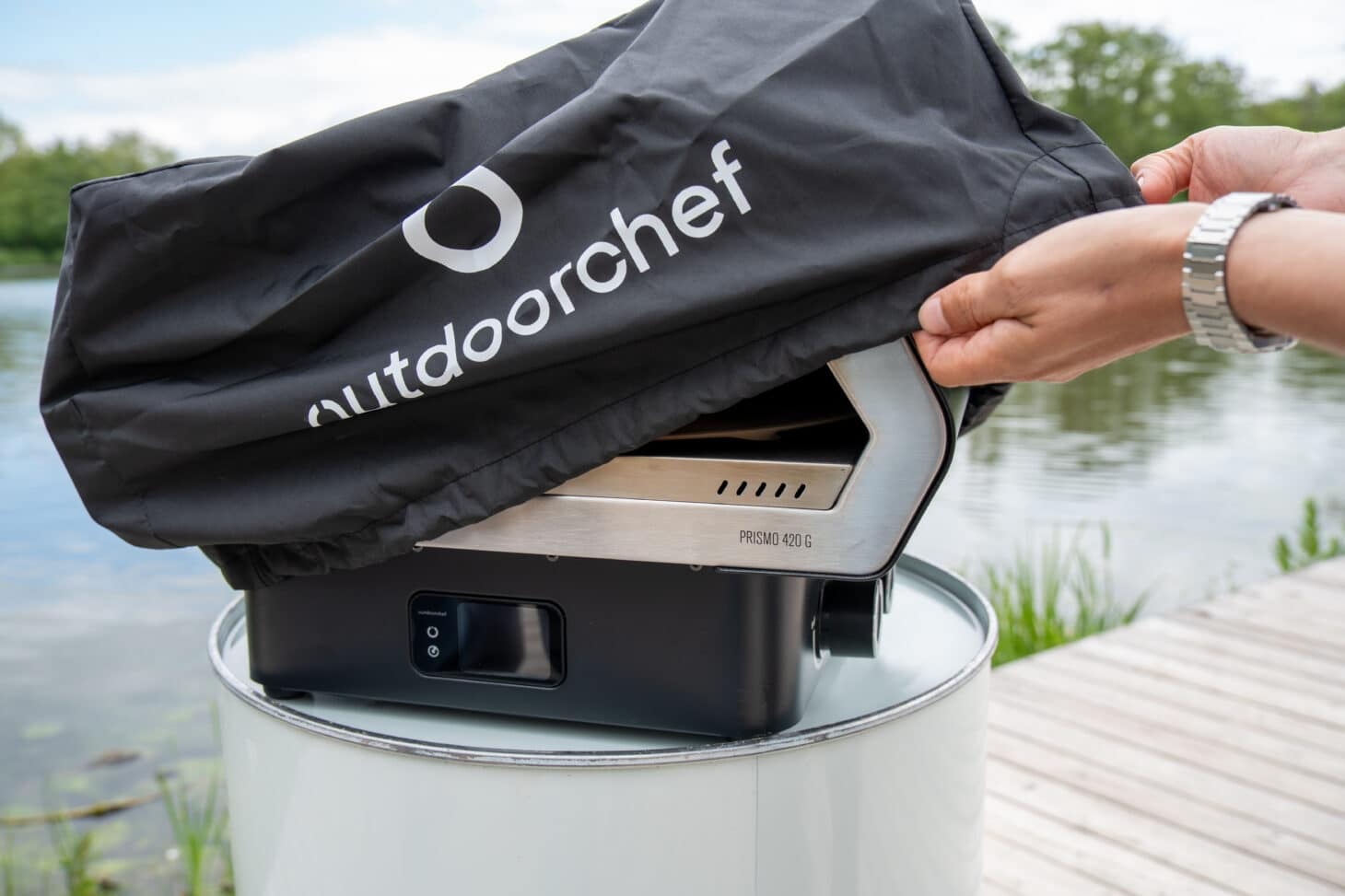 Outdoorchef PRISMO 420 G mit passender Abdeckhaube am See