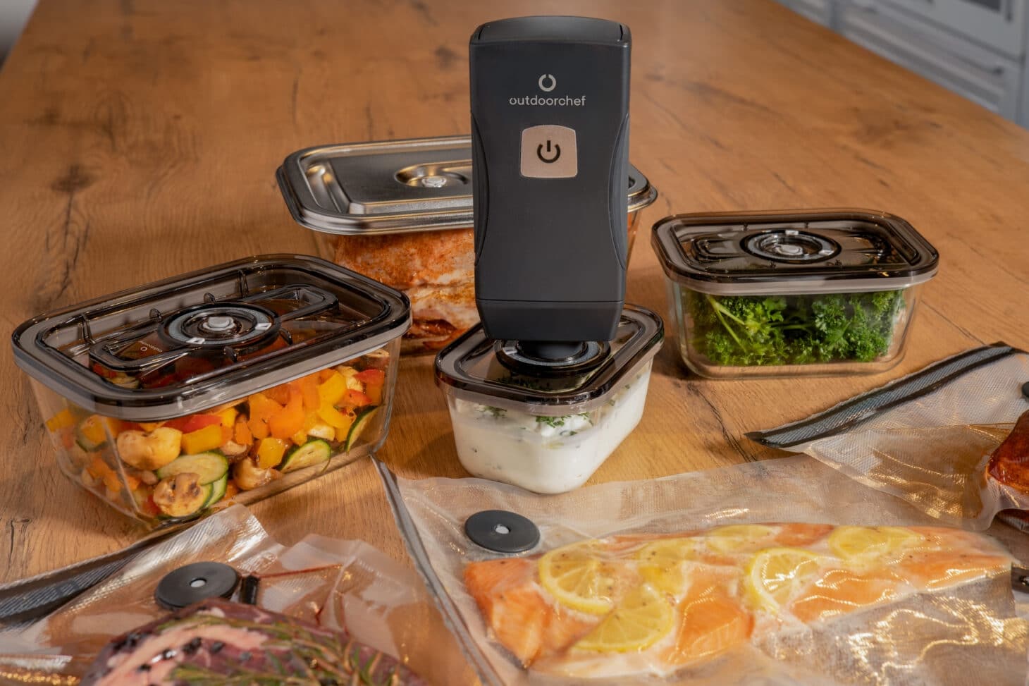 Outdoorchef Easy BBQ VAC für Meal Prep mit vakuumierten Zutaten, Marinaden und Aufbewahrungsboxen