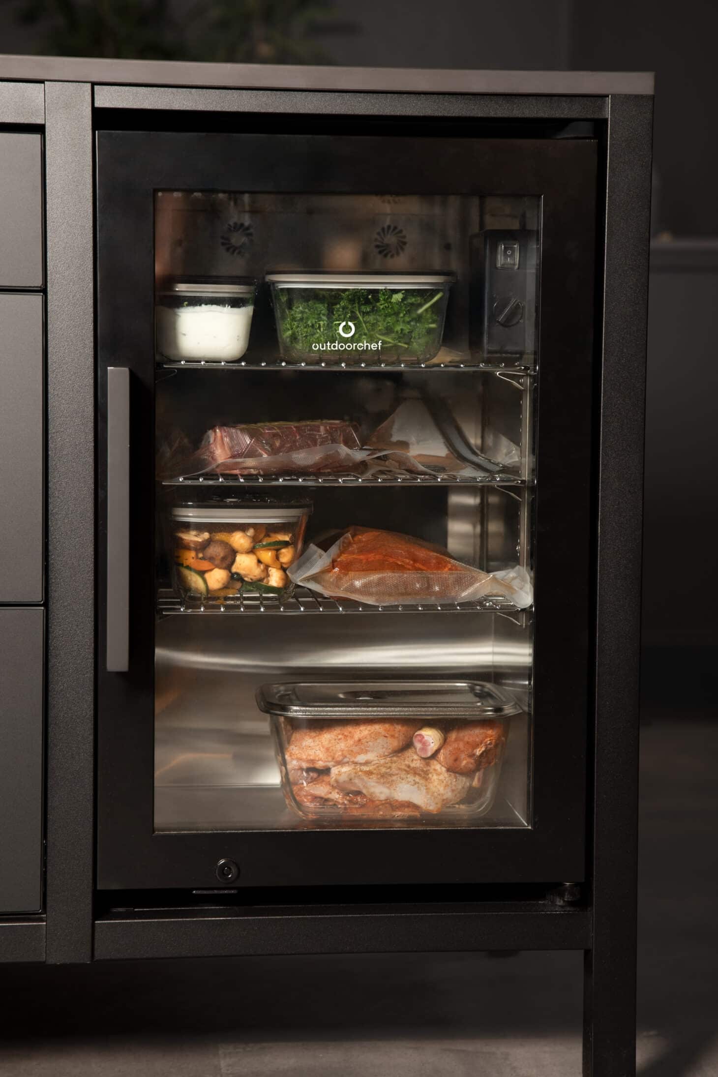 Outdoorchef Easy BBQ VAC mit vakuumierten Zutaten, Fleisch, Fisch, Kräutern und Beilagen im Kühlschrank