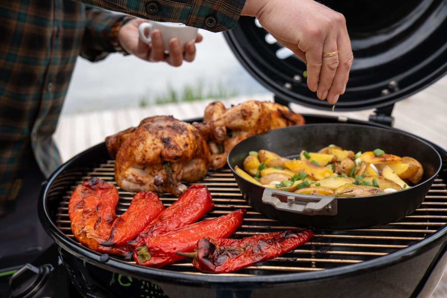 Outdoorchef Ascona 570 G EVO mit Poulet, Paprika und Kartoffeln in der Grillpfanne