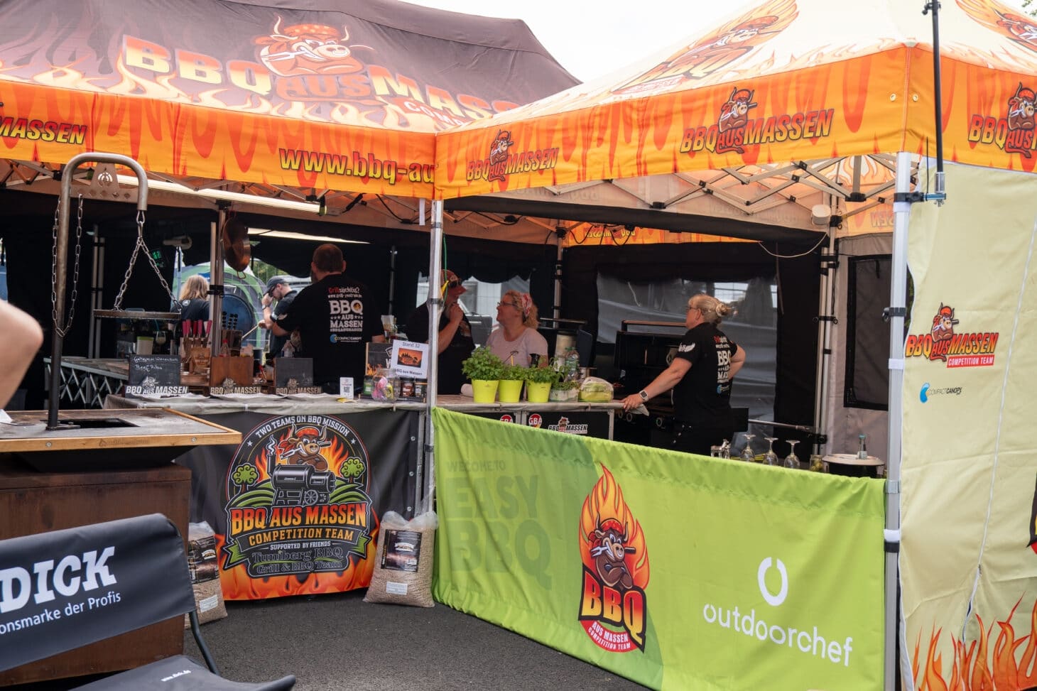 BBQ-Teams an ihren Wettbewerbsständen auf dem Messegelände in Fulda