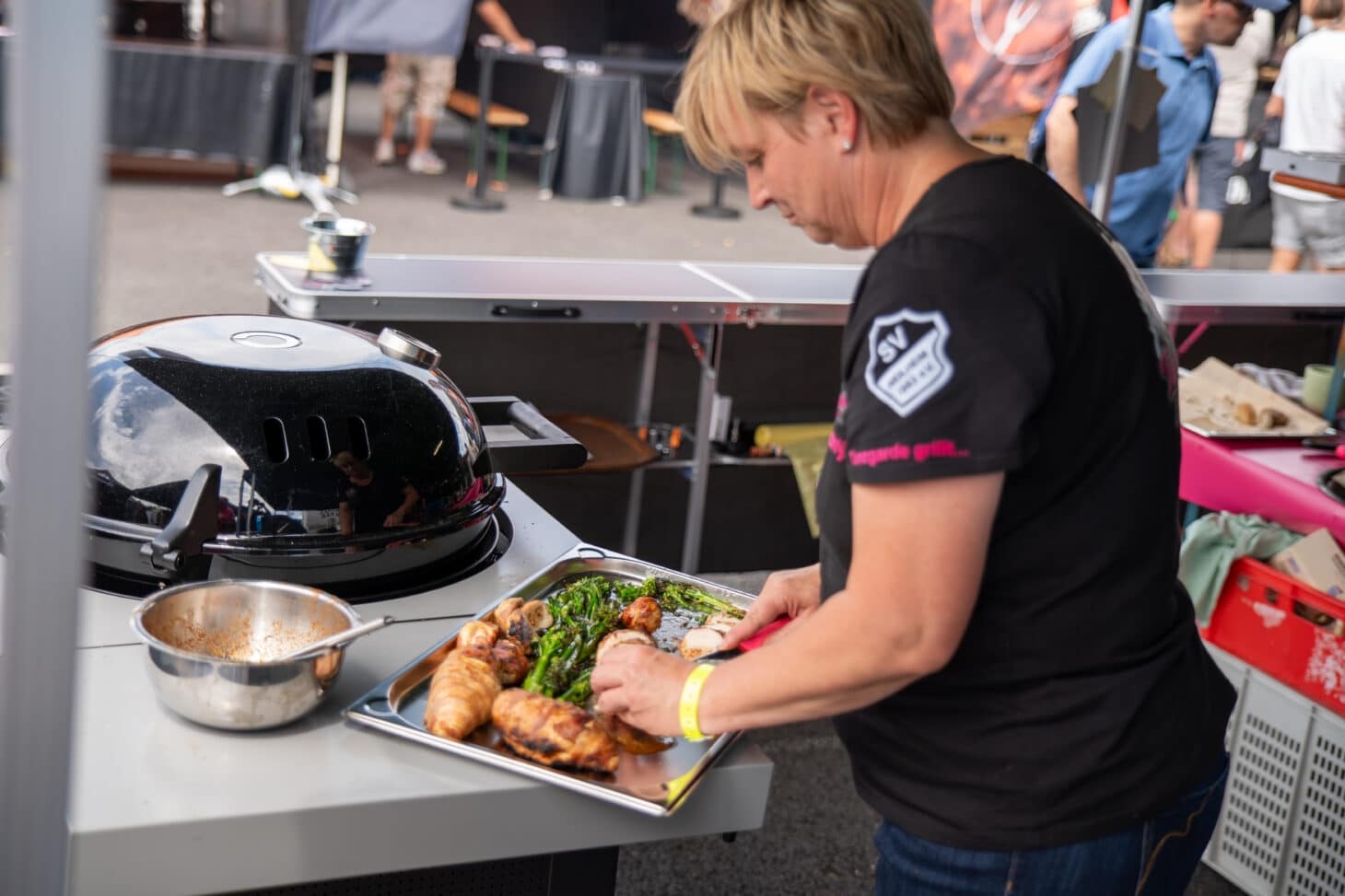 BBQ-Teams an ihren Wettbewerbsständen auf dem Messegelände in Fulda
