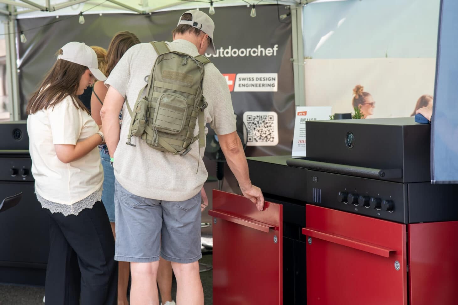 Besucher betrachten den Outdoorchef QUBE auf der Grillmeisterschaft in Fulda