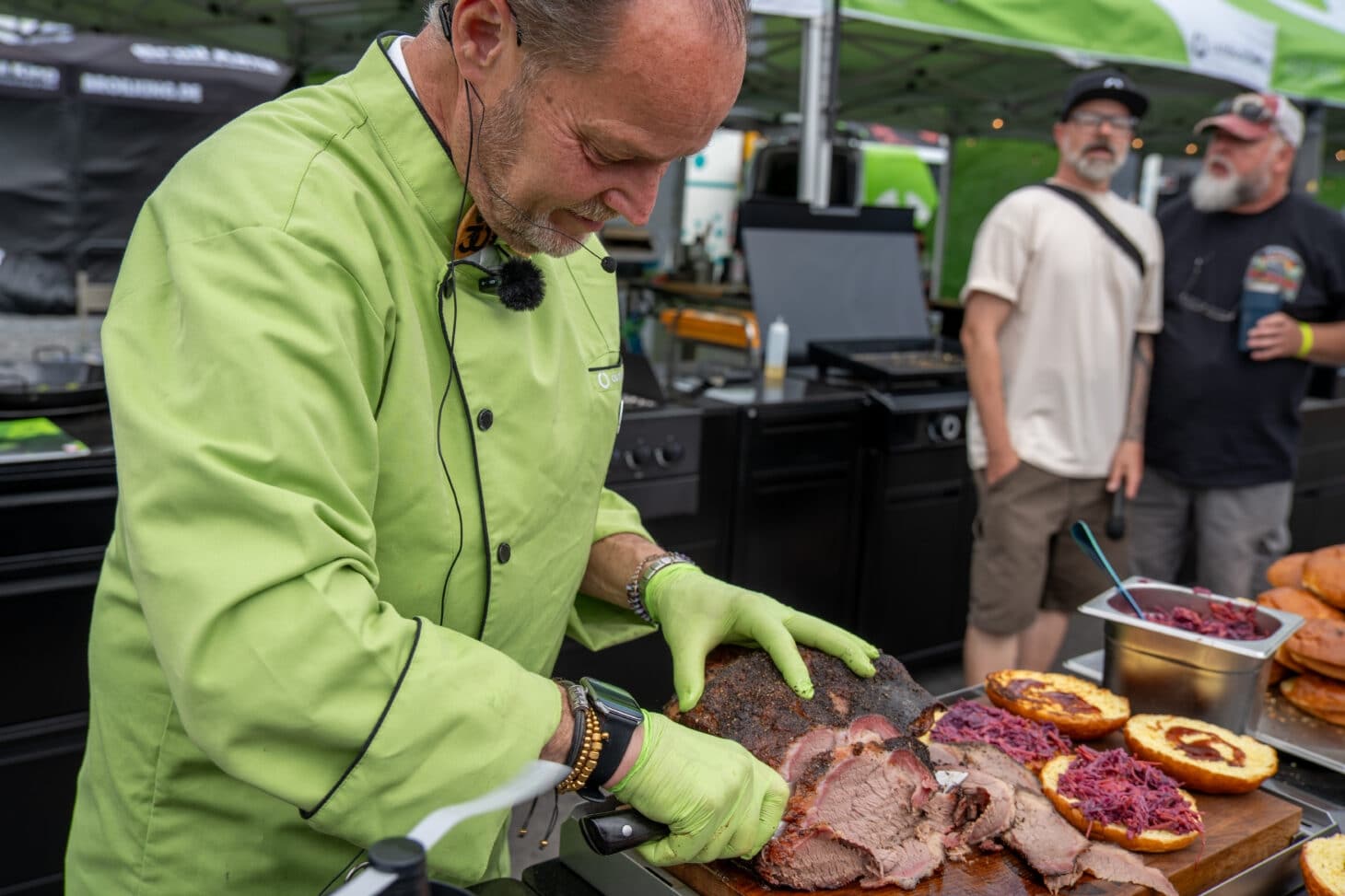 Frisch gegrilltes Gericht bei einer Outdoorchef Live-BBQ-Session mit Volker Elm
