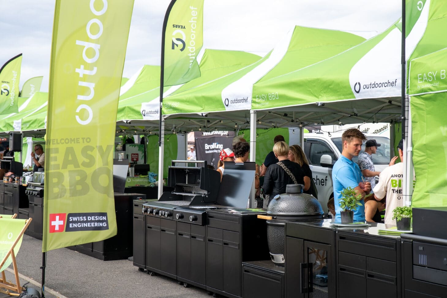 Unterschiedliche Module der HEAT Outdoorküche mit Arbeitsflächen und Stauraum
