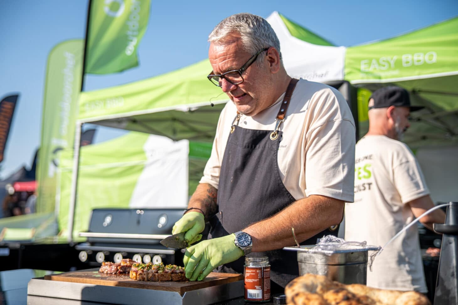 Live-Zubereitung von Grillgerichten auf einem Outdoorchef Grill