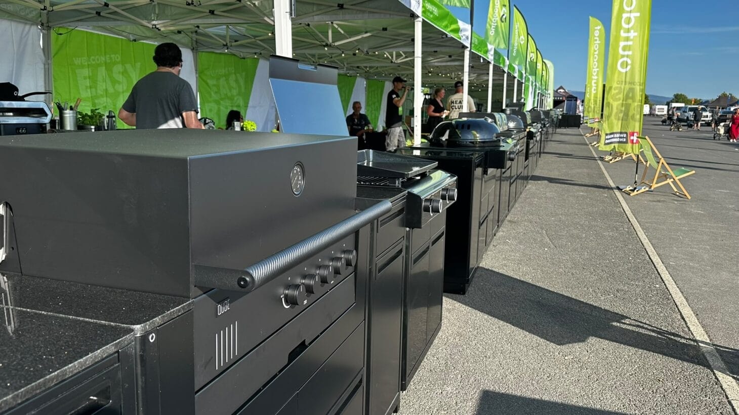 Outdoorchef QUBE integriert in eine modulare HEAT Outdoorküche