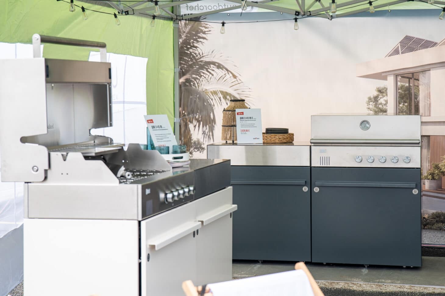 Outdoorchef QUBE als Standalone-Gasgrill mit geöffnetem Deckel