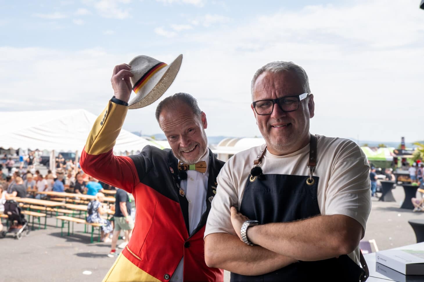 Tom Heinzle und Volker Elm beim Live-BBQ am Outdoorchef Grill